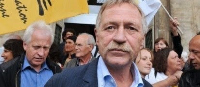 José Bové le 14 juin 2011 à l'extérieur du tribunal de Poitiers