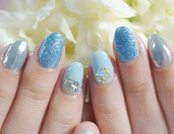 春夏にピッタリの清涼感 ミラーネイル ブローチ風ストーンアート 成増3分のネイル フェイシャルサロンcenbless センブレス