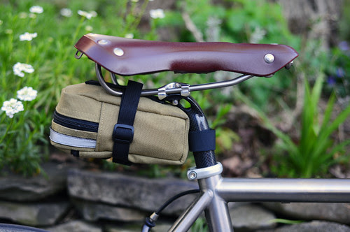 Rivet Pearl Saddle