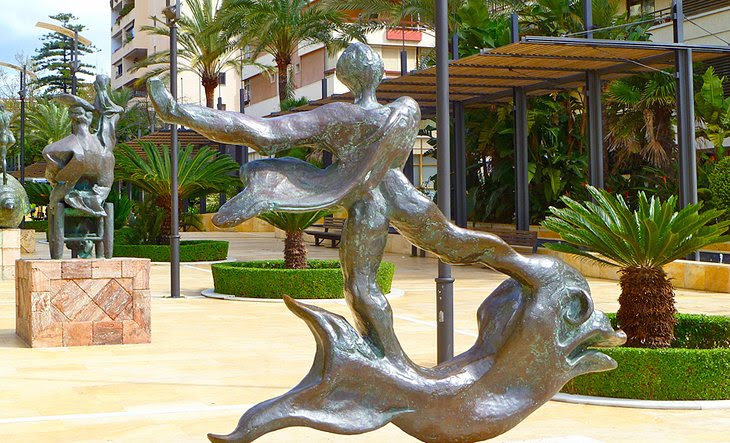 Avenue del Mar and the Dali Statues