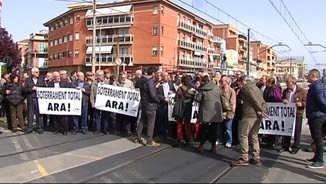 Els veïns tallen el pas a nivell després de l'atropellament mortal a Montcada
