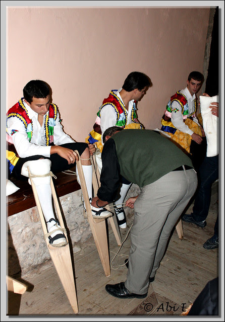 8 Sujetando los zancos al pie