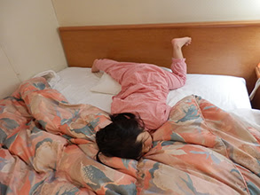 うつ伏せ寝では片脚だけが曲がる 科学技術のアネクドート