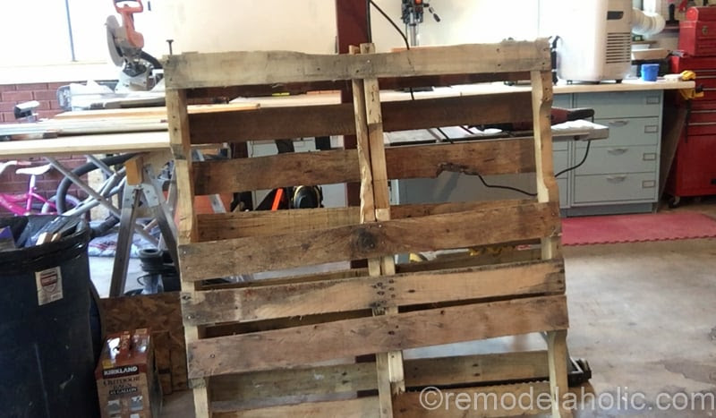 rustic-pallet-wood-blanket-ladder