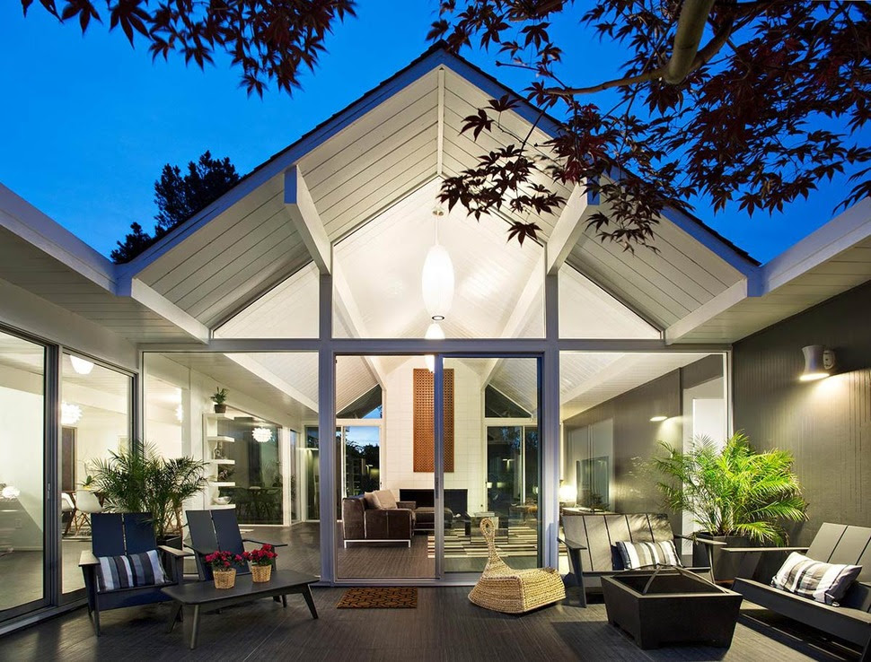 Interior Courtyard Surrounded by 4 Gables House by Klopf Interior Courtyard Surrounded by 4 Gables House by Klopf