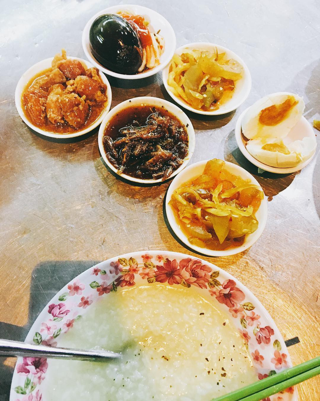 Cháo trắng lá dứa, món ăn thanh đạm đêm khuya của người Sài Gòn - Ảnh 2.