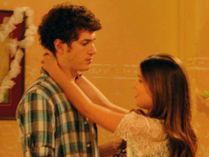 Cristal fica feliz e agarra Gabriel (Foto: Malhação / Tv Globo)