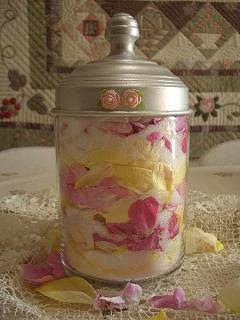 薔薇の花びらで お次はこんな素材で作品作り お花