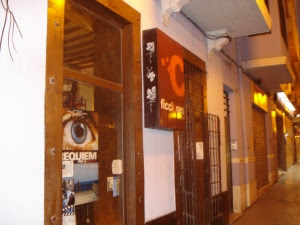 Fachada del local de Ficciones en Alicante