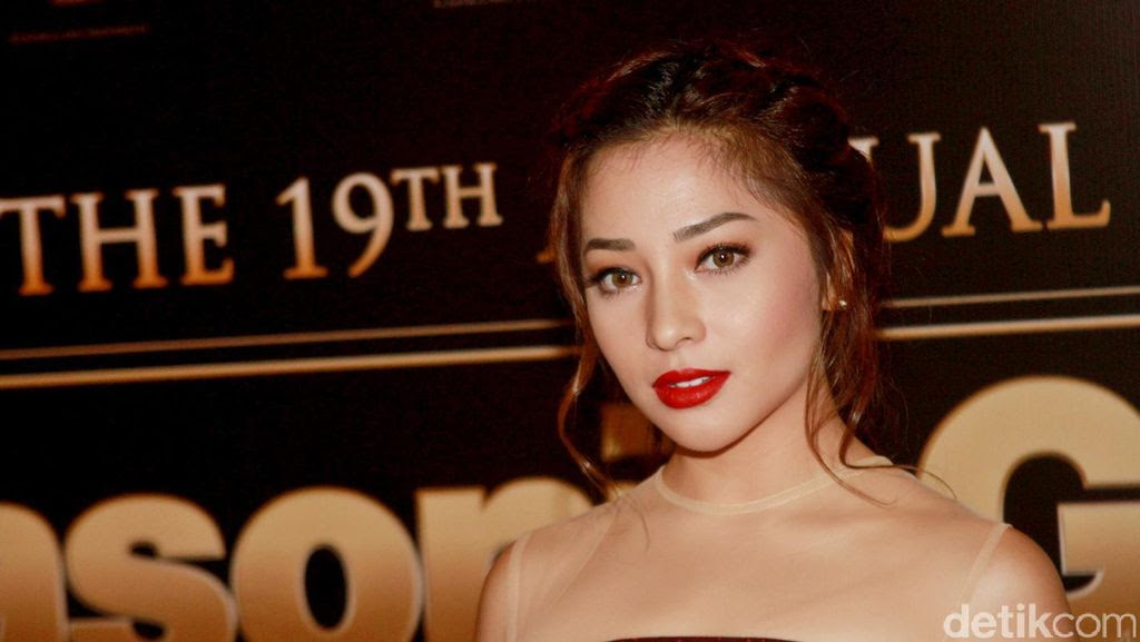 Pesona Nikita Willy Berbibir Merah