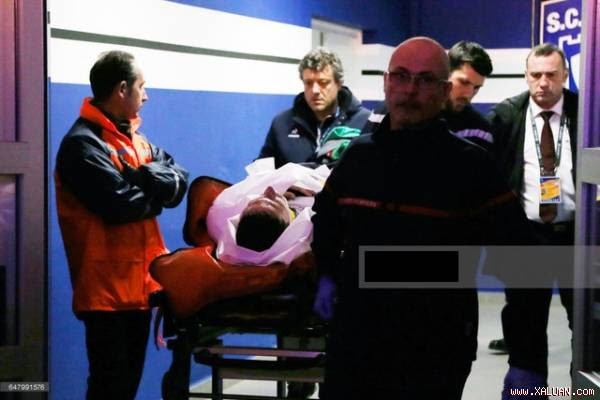  Cầu thủ Vincent Pajot rời sân sau khi lĩnh trọn cú vào bóng thô bạo