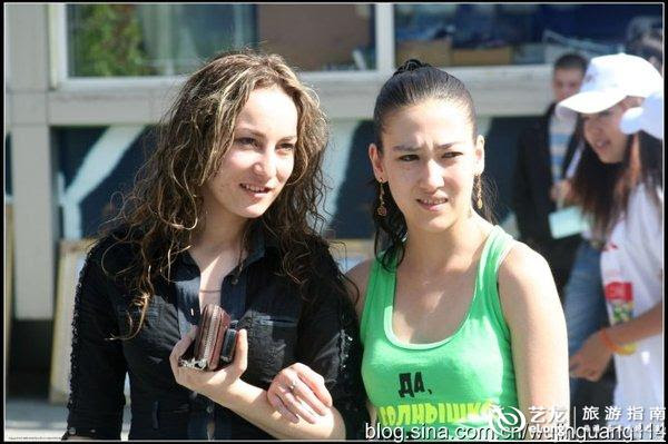 街拍:立陶宛湖边摆POSE的美女(多图), 湖光秋水旅游攻略 - 艺龙旅游社区