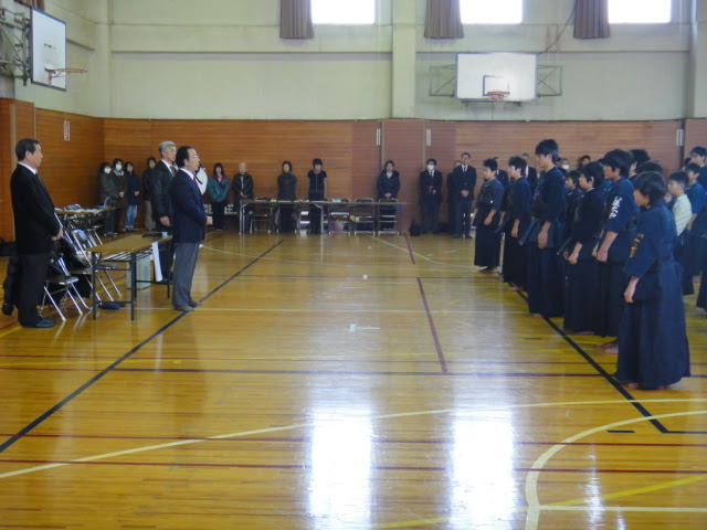 金沢区剣道連盟 活動実績 金沢区 磯子区 南区 合同稽古 12年 4月15日 日 ｉｈｉ体育館 14 00 16 00 金沢区級審査 2月12日 日 関東六浦中学体育館 9時開館 受審者合計 ４４名 １級合格者 １７名 ２合格者級 １４名 ３級合格者 7名 天野先生より打突