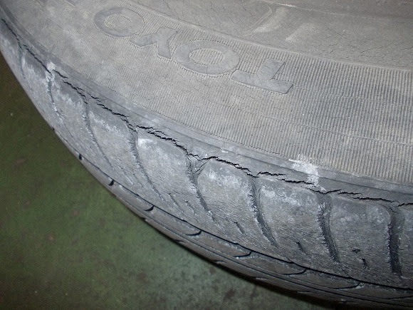 タイヤ 車検に通る通らない