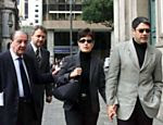 Casal chega na missa de sétimo dia de Roberto Marinho, em 2003