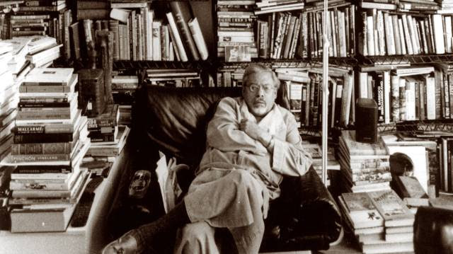 El escritor Guillermo Cabrera Infante, rodeado de libros en su casa de Londres, en 1998.