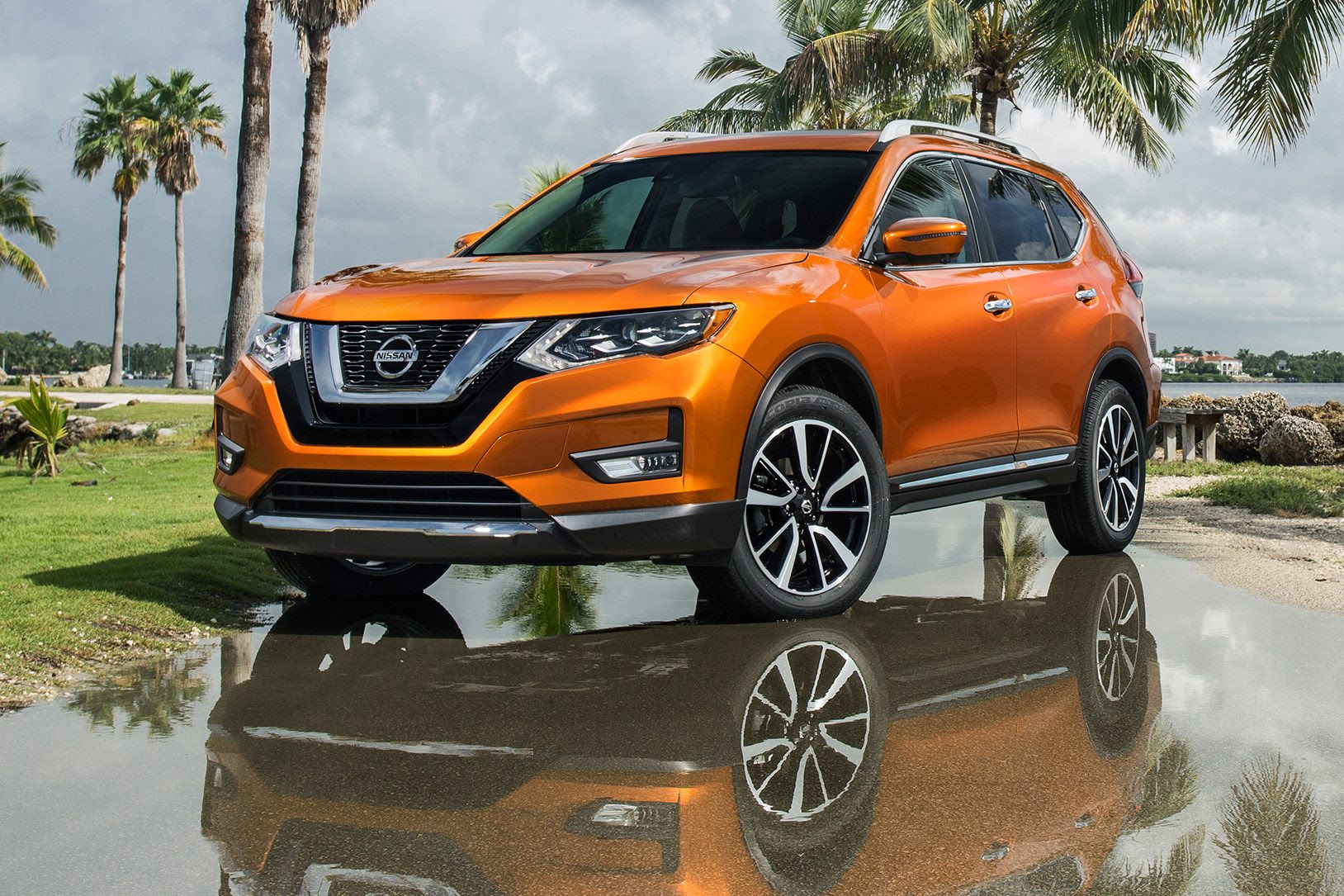 2017 Nissan Rogue SL AWD front three quarter 03
