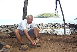 Erik pelt een verse kokosnoot