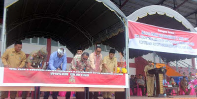 Langgur, Malukupost.com - Dalam rangka meningkatkan semangat kebangsaan dan nasionalisme, pemerintah Kabupaten (Pemkab) Maluku Tenggara (Malra) menggelar Apel Besar Kebhinekaan Cinta Damai, di Stadion Maren, Langgur, Selasa (15/11) dalam tema melalui hikmah Hari Pahlawan ke-71 Tahun 2016, kita tingkatkan kesadaran dan partisipasi masyarakat guna mewujudkan persatuan dan kesatuan NKRI yang kokoh.