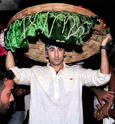 Ranbir Kapoor pays obeisance at Dargah Hazrat Nizamuddin Aulia in New Delhi on September 19, 2011.