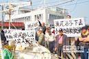　活不下去　　漁船長舉白布條聲援，認為漁業新法讓討海人幾乎活不下去。（林和生攝）