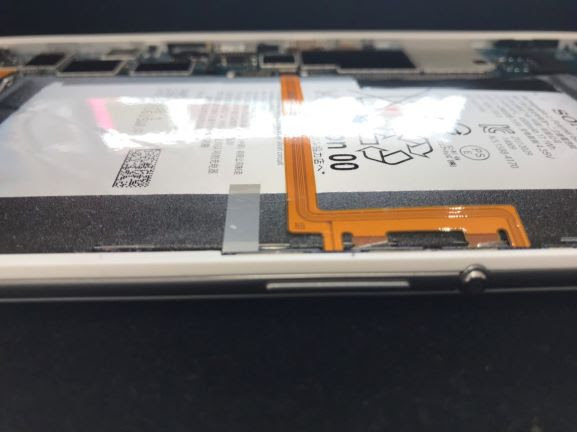 Xperia Z3 Tablet Compact バッテリーが膨張してきて画面が浮いてきた件 Iphone修理をお探しの方ならスマップル宮崎店