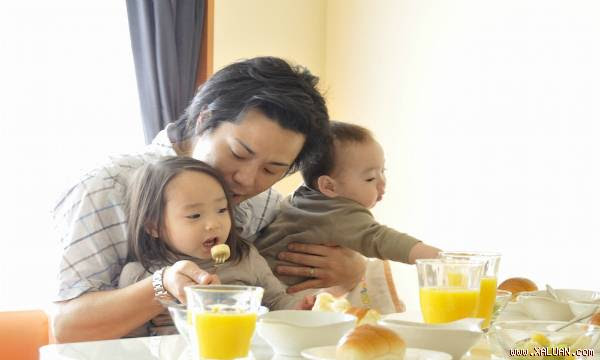  Chị em luôn thấy cảm kích với các ông chồng san sẻ việc nhà, chăm con cùng vợ. Ảnh: bestifiles.