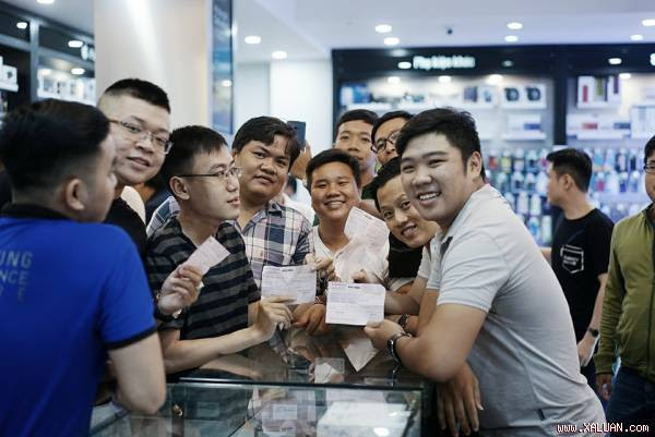 Xếp hàng giữa đêm chờ mua Galaxy Note 8 tại Việt Nam