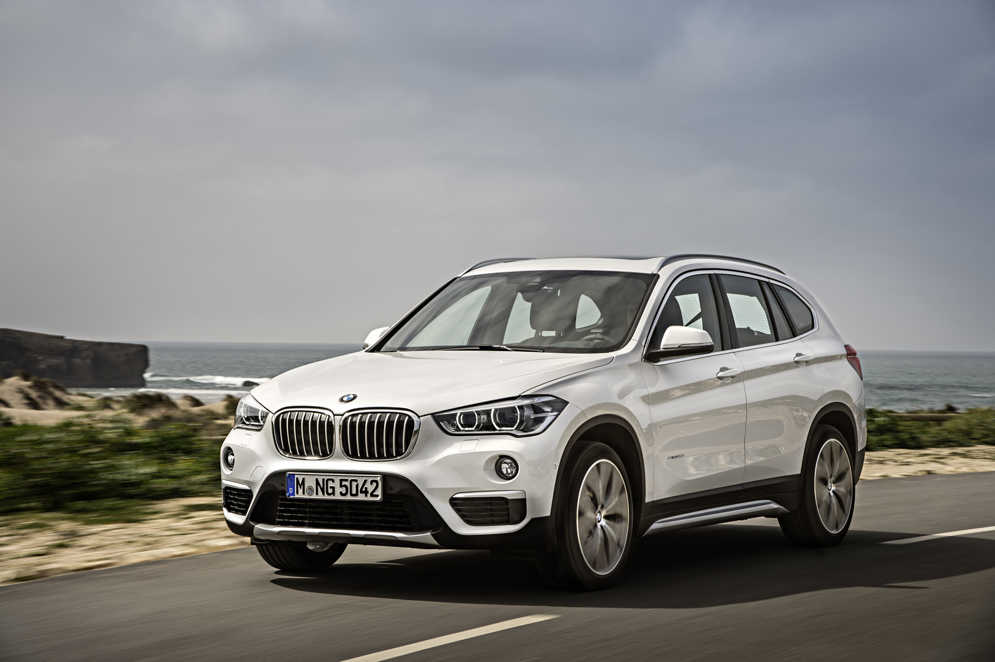 2016-BMW-X1-xDrive28i-front-three-quarter-in-motion-022