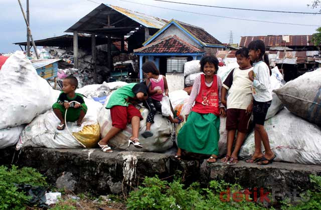 Menengok Kampung Pemulung di Keputih