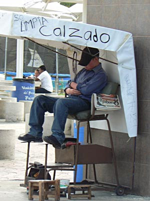 se limpia calzado ... quand le cireur ne dort pas ....jpg