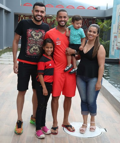 Daniel posa ao lado de Romulo, Jessika (esposa do volante), Nycolly e João Miguel (filhos do atleta) (Foto: Gilvan de Souza/Flamengo)