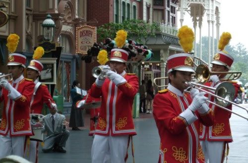 ディズニーでお馴染みのマーチング バンドは当初2週間だけの出演予定だった ディズニー裏話 雑学 トリビアが2 000話以上 ディズニーブログ じゃみログ