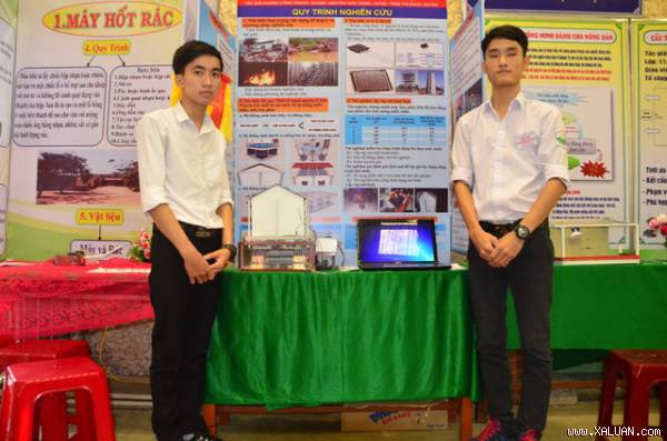 Hai em Hoàng Công Phước Khánh và Nguyễn Hữu Hùng bên mô hình ngôi nhà an toàn.