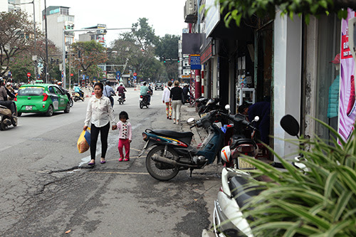 Những tuyến phố Thủ đô có vỉa hè cũng như không - 10