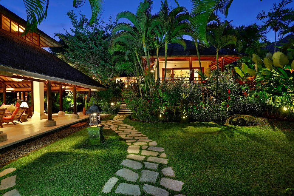 villa de luxe  Bali  avec environnement tropical 