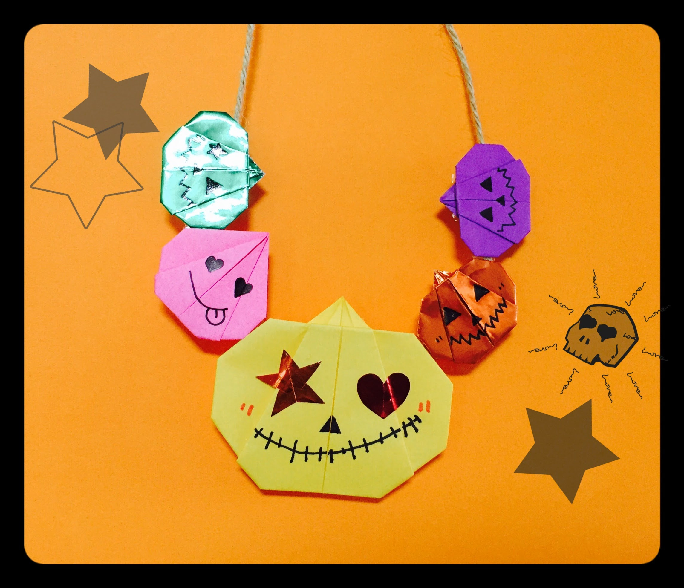 ハロウィンのかぼちゃの折り紙 平面 で飾り付け 繋げてネックレスに Amataniya
