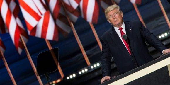 El destacado cineasta y escritor estadounidense, Michael Moore, predice que Donald Trump será el próximo presidente de EE.UU. y asegura que quisiera equivocarse. Foto: Samuel Corum/ Anadolu Agency/Getty Images.