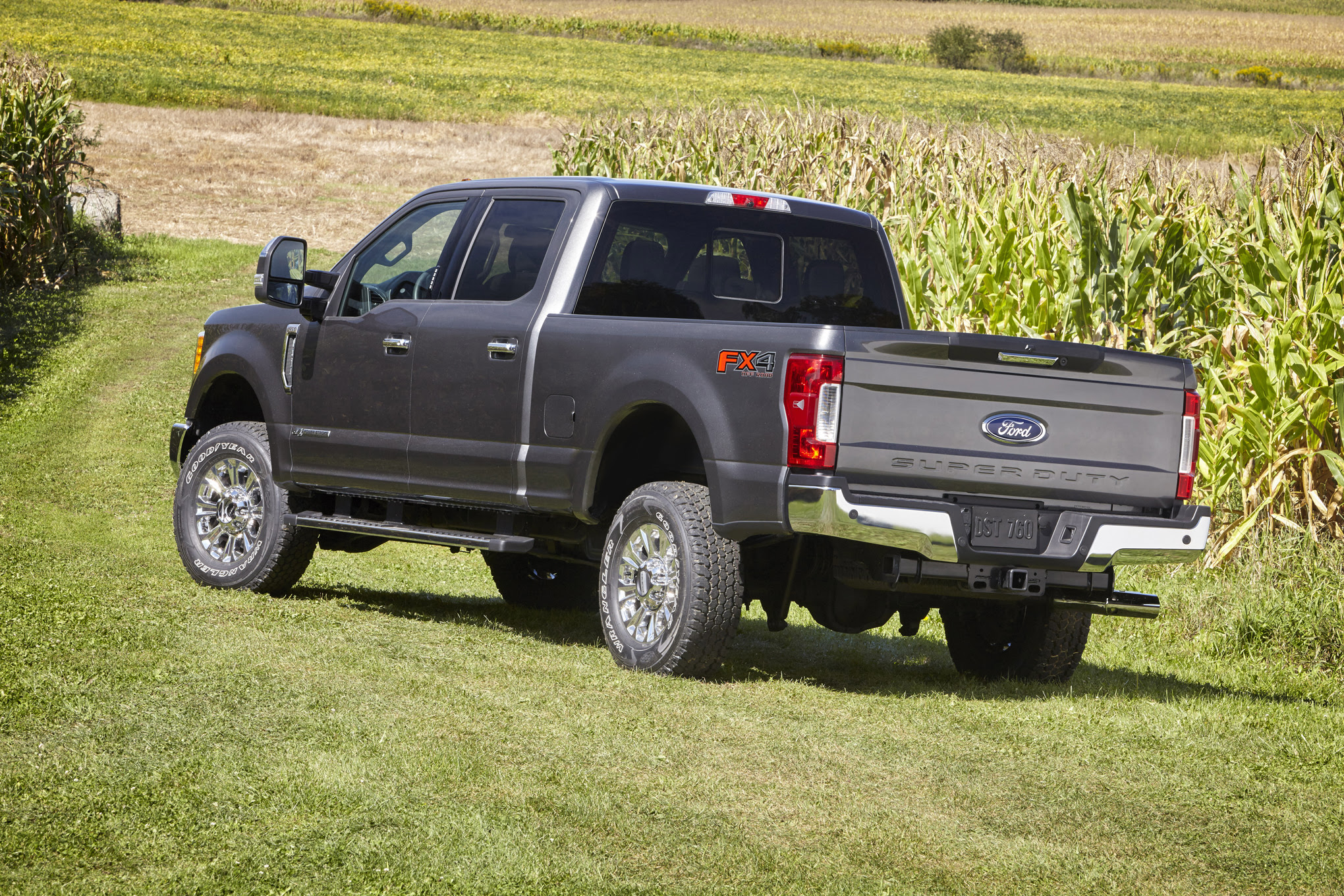 2017 Ford F 250 XLT Super Duty rear three quarter