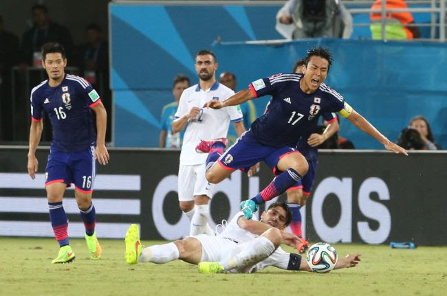 前半 ギリシャ カツラニス 下 のタックルを受け倒れる長谷部 １７ このプレーでカツラニスはイエローカードを受け累積２枚で退場 上田潤撮影 日本対ギリシャ グループc 33 54 14ワールドカップ 朝日新聞デジタル
