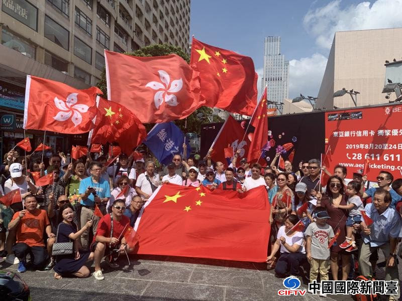 香港市民自发到尖沙咀护旗高唱国歌和爱国歌曲 中国国际新闻台