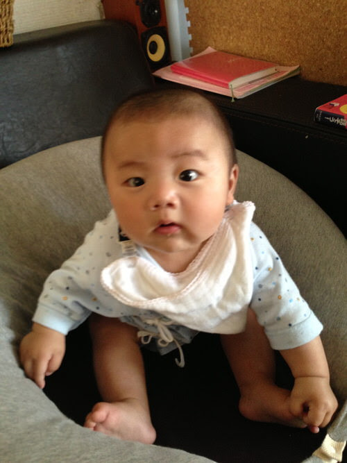 生後4ヶ月 日 初おすわり 前屈み限定 赤ちゃん父ウォッチ