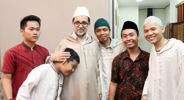 Suasana Pembaiatan Tarekat Syadziliyah Maulana Syekh Abdul Mun'im bin Abdul Aziz bin Al Ghumari didampingi Khodim Zawiyah Arraudhah Muhammad Danial Nafis kepada peserta Halaqoh Shufiyah Wa Khotmul Kitab di Zawiyah Arraudhah, Jalan Tebet Barat VIII, No 50, Jakarta Selatan pekan lalu 11 hingga 14 Mei 2017. Kajian kitab Al Anwaru Qudsiyah dan Ta'rif Mu'tasi Bi Ahwali Nafsi karya Syekh Abdul Azis bin Muhammad bin Shidiq Al Ghumari Al Hasani QS. AKTUAL/Tino Oktaviano