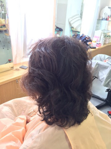 ボリュームのない細い髪にツヤツヤのふんわりカール トリートメント パーマ 美容メーカー 真範研究所へ