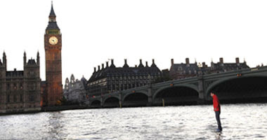 الساحر فوق النهر