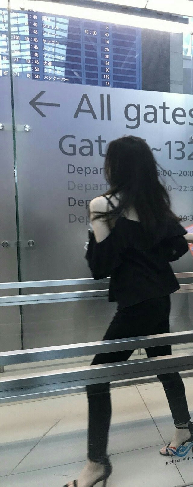 [theqoo] IRENE'S SKIN TONE WHICH REMINDS ME OF THE FLUORESCENT LAMPS IN TANNING SALONS
