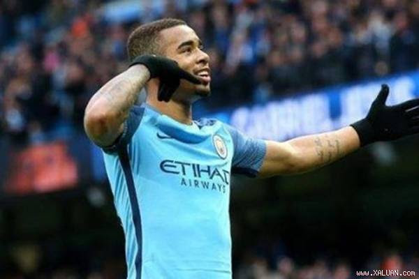 Gabriel Jesus ngồi xe điện người già đi siêu thị