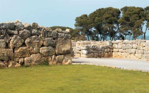 Τμήμα των τειχών της Νέαπολης, με τους τεράστιους ογκόλιθους. 