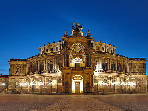http://www.dresden.citysam.de/fotos-dresden-p/semperoper-und-zwinger/semperoper-260.jpg