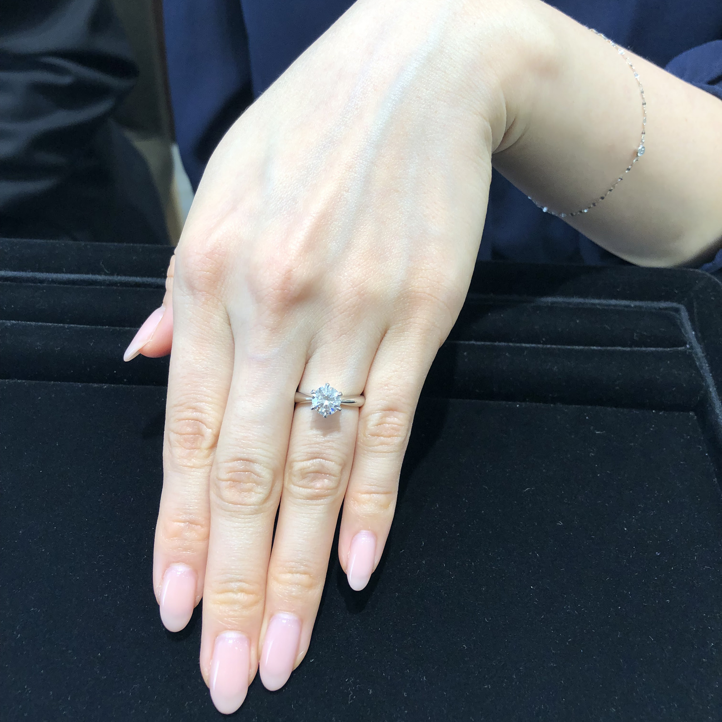 1カラット ダイアモンドのシンプルエンゲージリング 京都で婚約指輪 結婚指輪 ダイヤモンドが卸価格で安い レハイム京都店